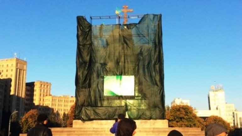 У Харкові замість знесеного пам'ятника Леніну встановили хрест - фото 1