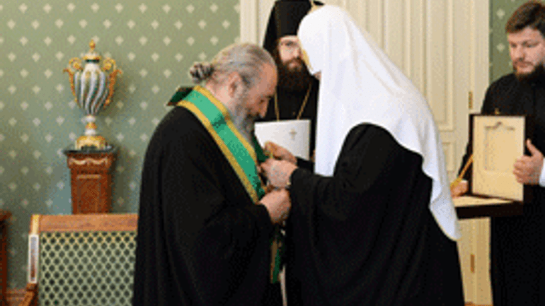 Patriarch Kirill decorates UOC (MP) Head with an order for his hard labor - фото 1