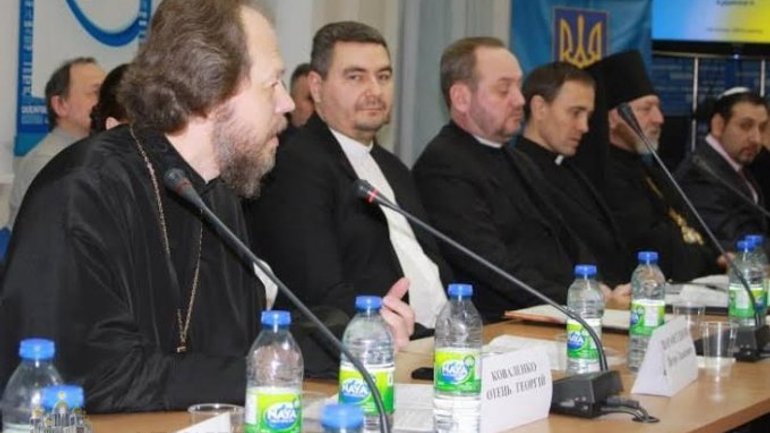 У Києві відбувся міжрелігійний круглий стіл: "Соборна Україна: мирна та єдина" - фото 1