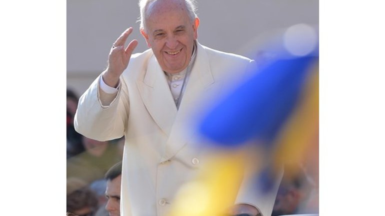 Папа Франциск заверил паломников из Украины, что молится о мире в их отчизне - фото 1