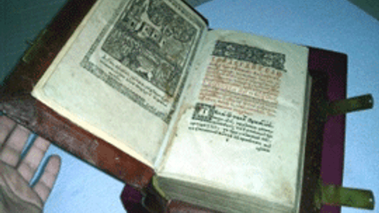 Злодій виніс дві церковні книги 1860 року видання - фото 1