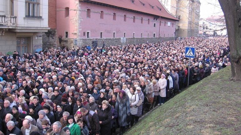 Thousands of people took part in Via Crucis in Lviv - фото 1