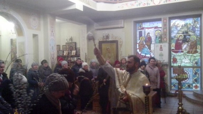 Roman Catholics celebrate Palm Sunday in the main UGCC cathedral of Donbas - фото 1