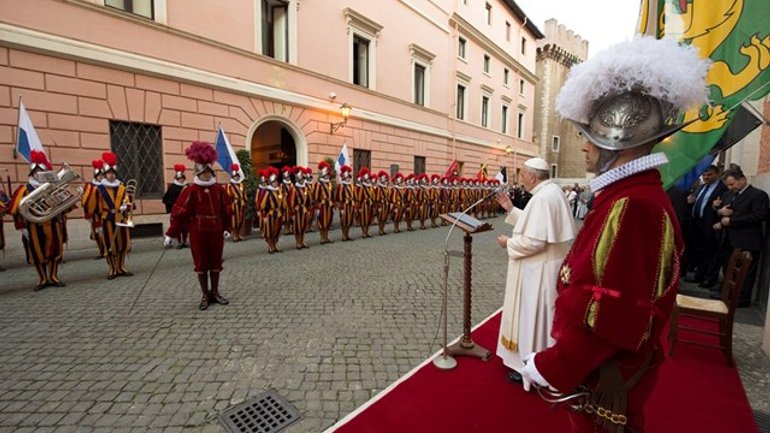 У Ватикані за участю Папи Франциска посвятили новий стяг Швейцарської Гвардії - фото 1