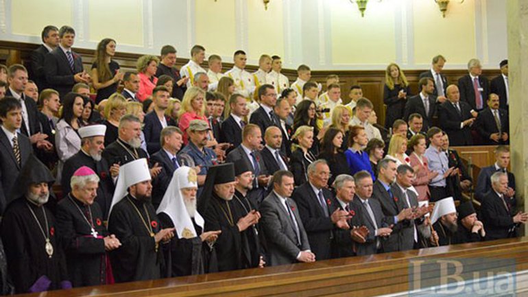 Bishops of the UOC (MP)  remained seated when President Poroshenko was reading names of heroes of Ukraine - фото 1