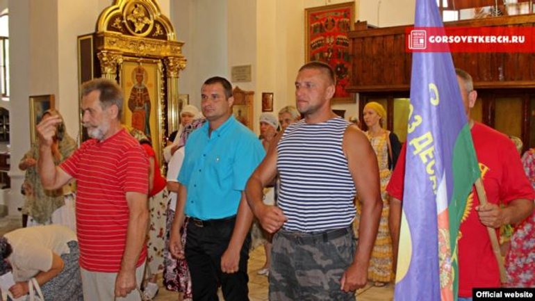 По Крыму для повышения духовности путешествуют российские десантники с иконами - фото 1