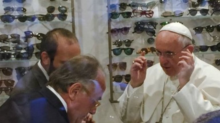 Папа Франциск привернув велику увагу людей шопінгом у Римі - фото 1