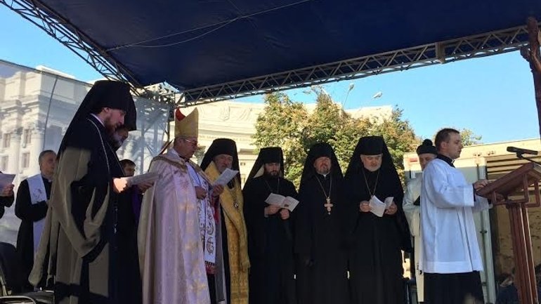 Clergy and faithful of different denominations prayed together at St. Michael's Square in Kyiv - фото 1