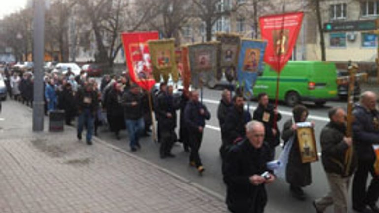 Представители УПЦ (МП) протестовали против визита в Украину Папы Римского - фото 1