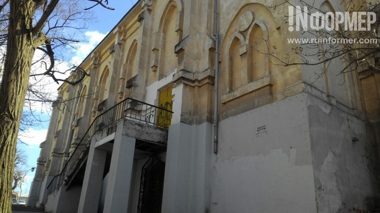Исторический  костел в Севастополе кувалдами перестраивают под детский кинотеатр - фото 1