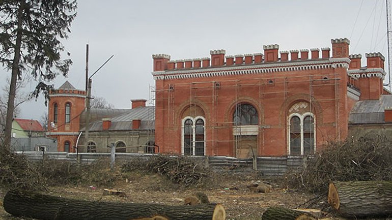 В Черновцах готовятся к открытию иудейского центра: возле синагоги и могилы цадика вырубили все деревья - фото 1