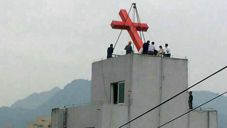 Будівельники під час знесення церкви у Китаї бульдозерами засипали пастора та його дружину - фото 1