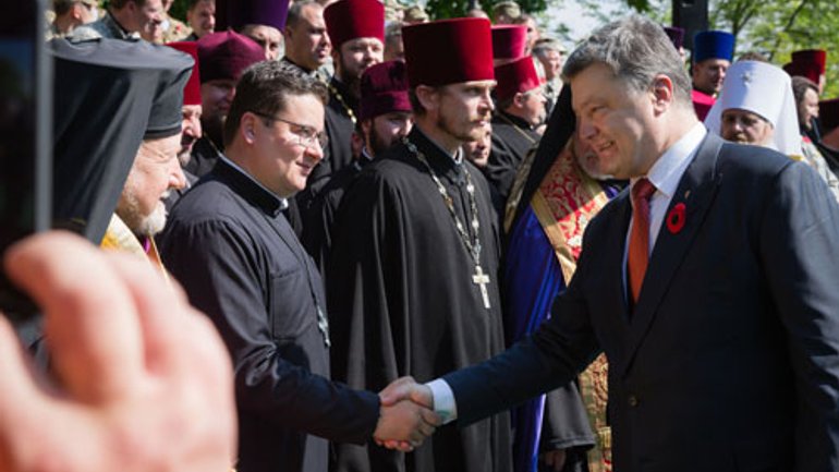 President Poroshenko and military chaplains prayed together for peace and victory - фото 1