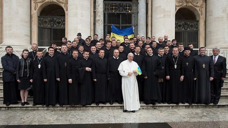 Українські студенти в Римі подарували Папі Франциску прапорець України - фото 1