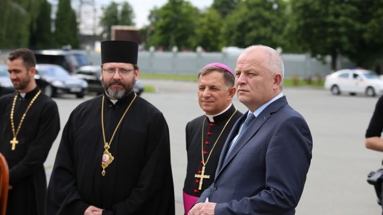 Кардинала Пароліна на летовищі у Борисполі зустріли на високому державному рівні - фото 1