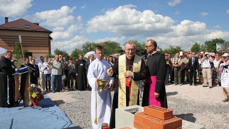 Кардинал Паролін у Львові заклав камінь під будову духовного центру Івана Павла ІІ - фото 1