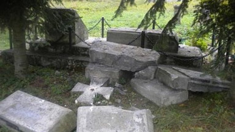 В Польше принесли извинения за осквернение памятника воинам УПА в Верхрате - фото 1