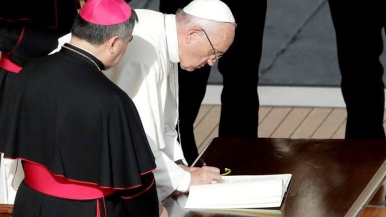 Папа Франциск дозволив священикам відпускати гріх аборту - фото 1