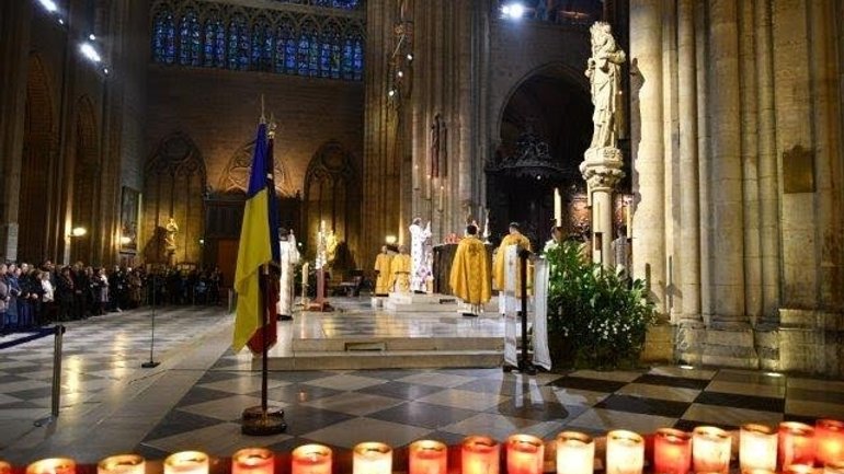 Українці Франції молилися за жертв Голодомору в соборі Паризької Богоматері - фото 1