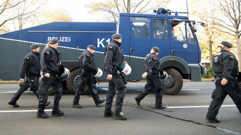 Німецька поліція затримала неонацистів, які захопили церкву в Дортмунді - фото 1