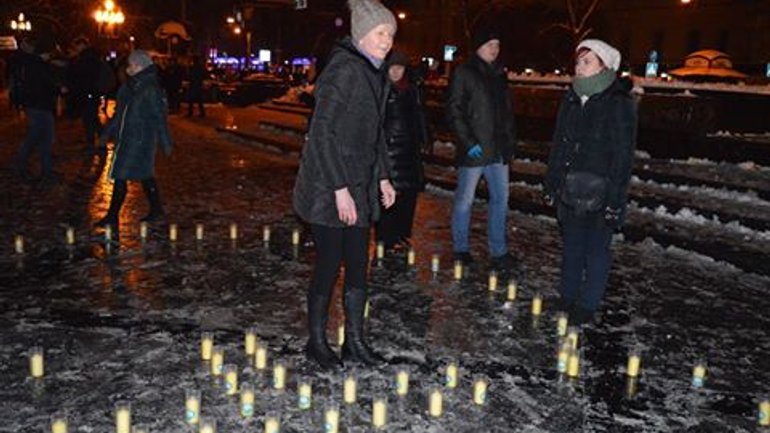 У центрі Львова палахкотіло серце із Різдвяних свічок Карітасу - фото 1
