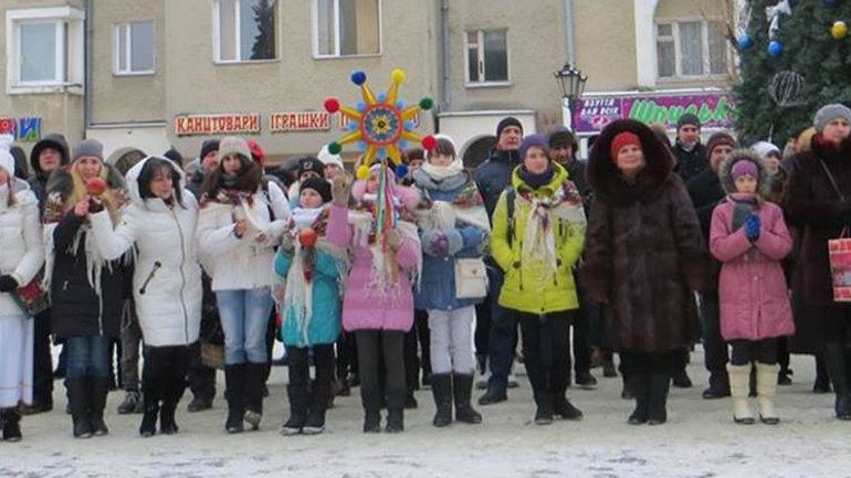 На Львівщині  828 колядників встановили рекорд України, виконавши "Нова радість стала" - фото 1