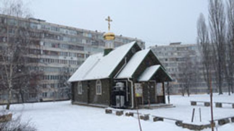 У Києві невідомі кинули у церкву пляшки із запальною сумішшю - фото 1