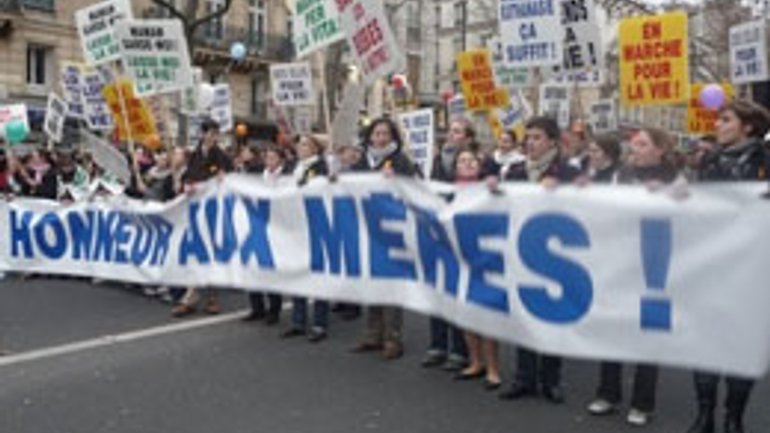 У Франції саджатимуть до в’язниці за критику аборту в Інтернеті - фото 1