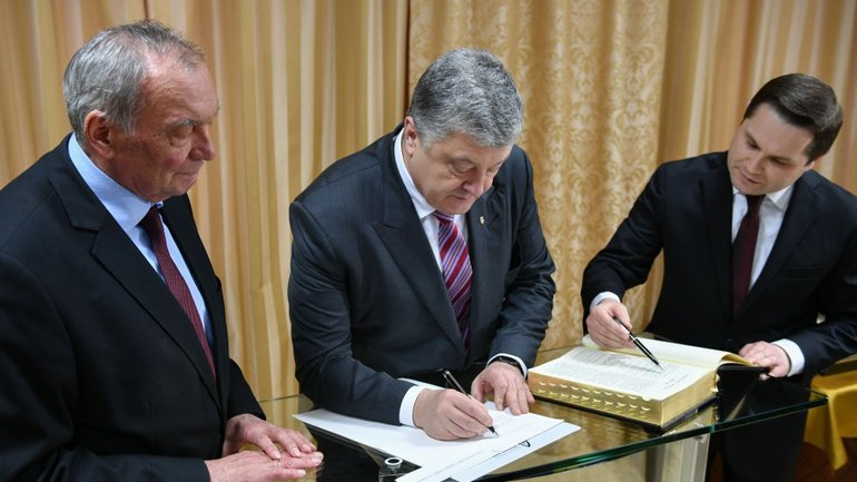 Глава государства записал строки в рукописную Библию, к созданию которой уже присоединились тысячи украинцев - фото 1