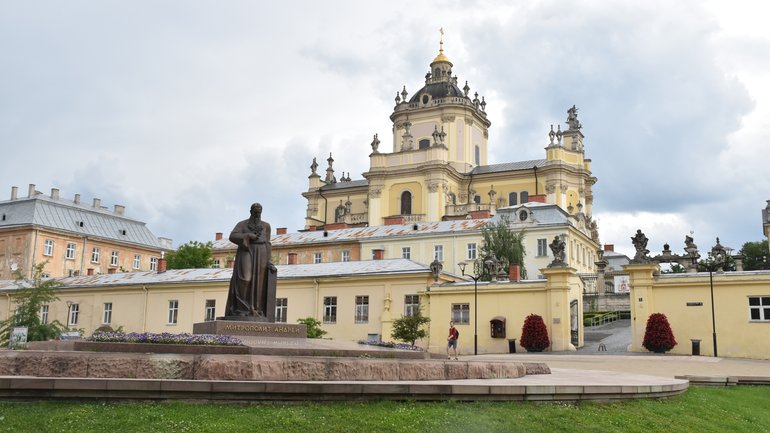 Пам'ятник Митрополиту перед собором св. Юра у Львові - фото 1