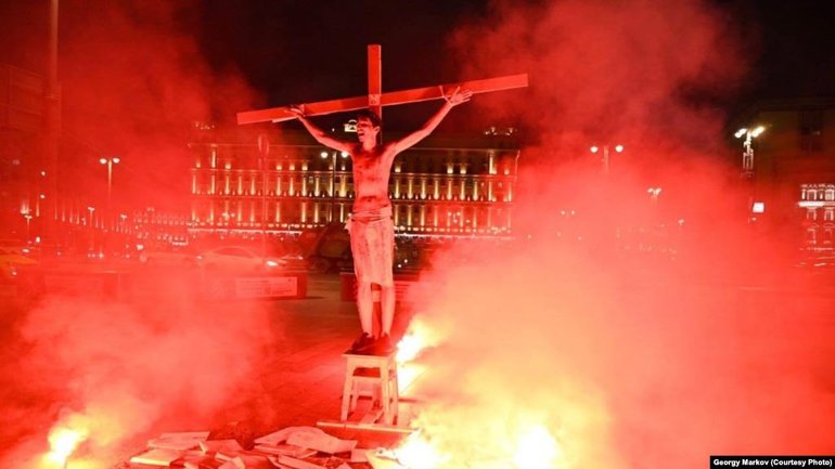Активіст в образі Христа влаштував біля будівлі ФСБ в Москві акцію на підтримку політв’язнів - фото 1