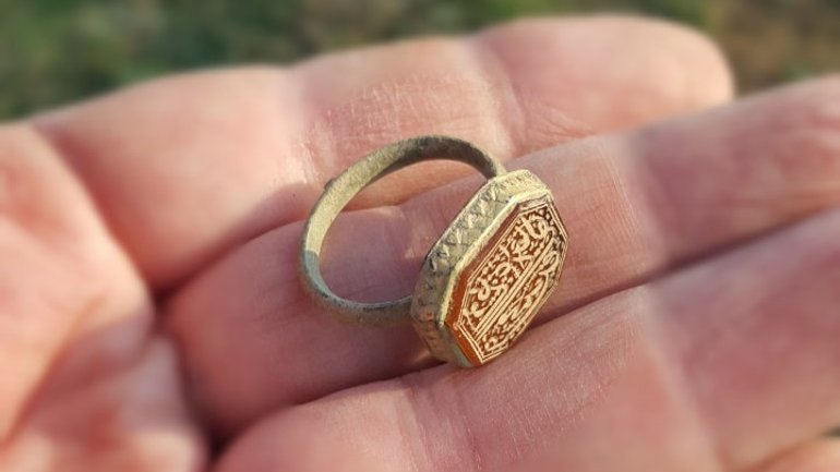 В Україні знайшли перстень онука султана Сулеймана з цікавим написом - фото 1