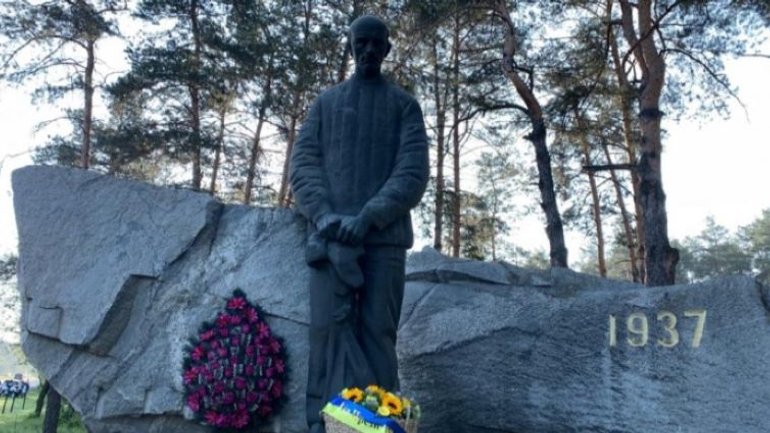 Украинцы почтили память жертв политических репрессий - фото 1