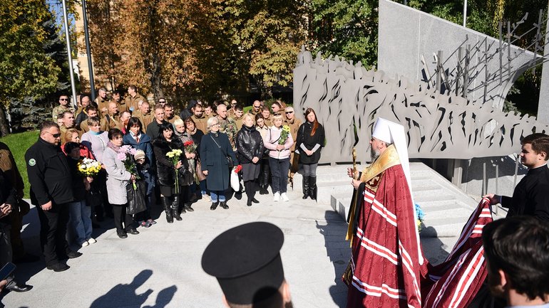 Завжди будемо вдячні їм. Предстоятель ПЦУ освятив Меморіал воїнам-киянам, які полягли за Україну - фото 1