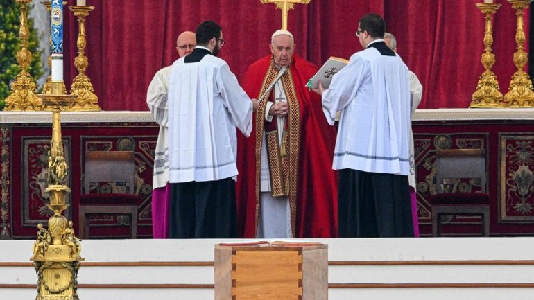 Папа Франциск відправив заупокійну Месу за Бенедиктом XVI - фото 1