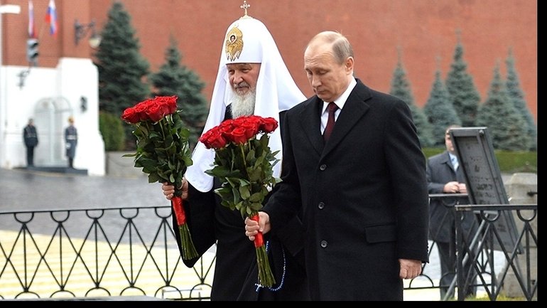 Патріарх Кирил і Путін кладуть квіти до пам'ятника Мініну і Пожарському - фото 1