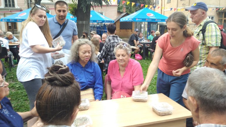 У центрі Івано-Франківська провели літній пікнік для потребуючих - фото 1