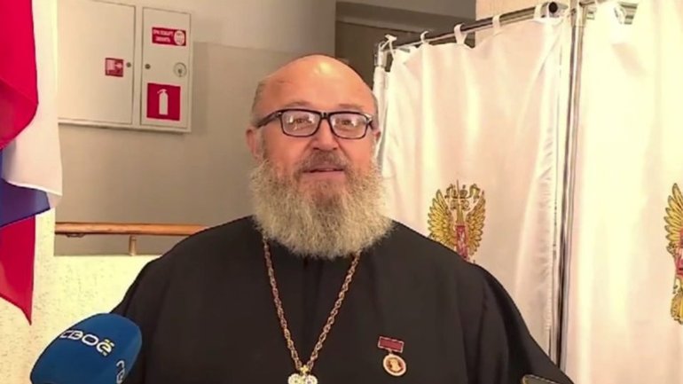 Священик-колаборант УПЦ МП з Голої Пристані голосує "на камеру" на псевдовиборах - фото 1
