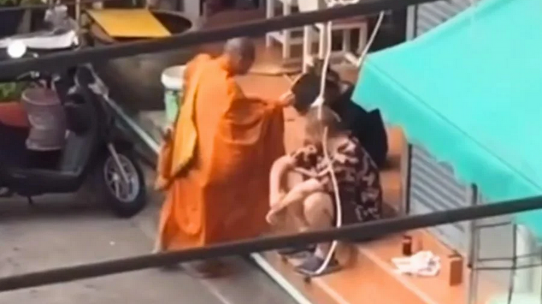 Монах з Таїланду заспокоїв п'яного росіянина, який чіплявся до перехожих - фото 1