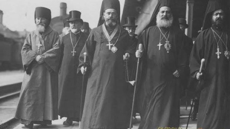 Представники Константинопольського патріархату на платформі Головного залізничного вокзалу Варшави, 1925 р. - фото 1