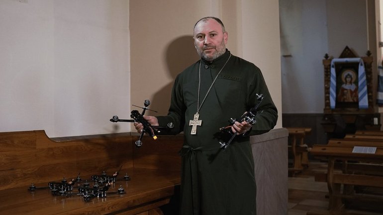 За два дні зібрано 900 тисяч гривень, щоб погасити борг священика за дрони - фото 1