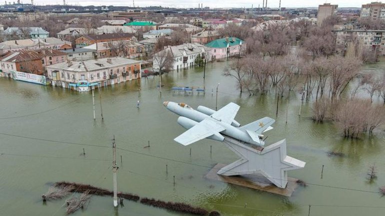 Молитвами і іконами в РПЦ намагаються зупинити водне нашестя на Росії - фото 1