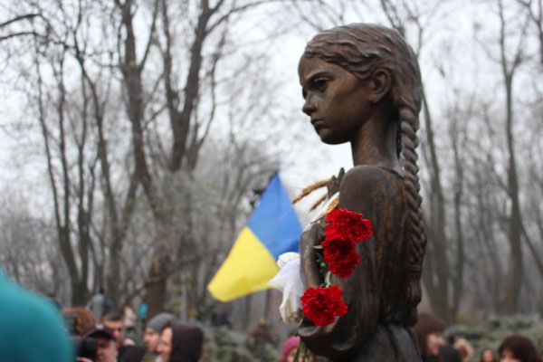 “Ці свічки зігріватимуть душі тих, кого скосив Голодомор”: у Києві вшанували жертв Голодомору - фото 54577