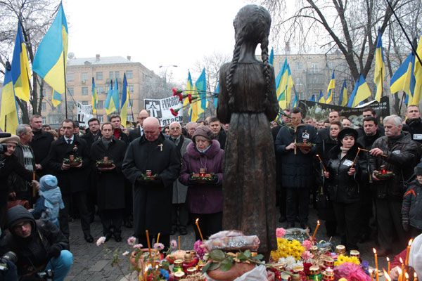 “Ці свічки зігріватимуть душі тих, кого скосив Голодомор”: у Києві вшанували жертв Голодомору - фото 54578