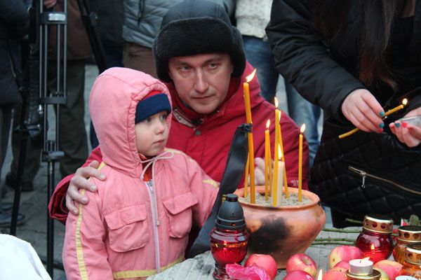 “Ці свічки зігріватимуть душі тих, кого скосив Голодомор”: у Києві вшанували жертв Голодомору - фото 54581