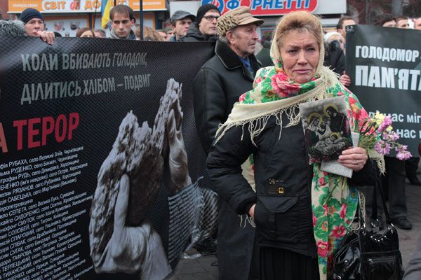 “Ці свічки зігріватимуть душі тих, кого скосив Голодомор”: у Києві вшанували жертв Голодомору - фото 54582