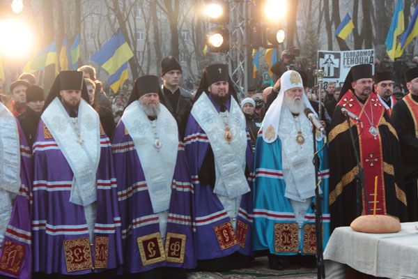 “Ці свічки зігріватимуть душі тих, кого скосив Голодомор”: у Києві вшанували жертв Голодомору - фото 54584
