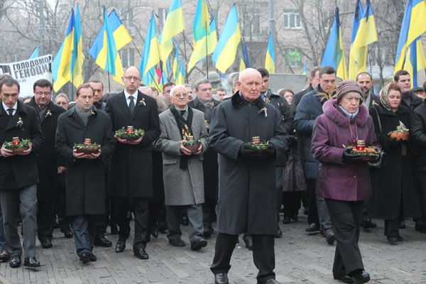 “Ці свічки зігріватимуть душі тих, кого скосив Голодомор”: у Києві вшанували жертв Голодомору - фото 54586
