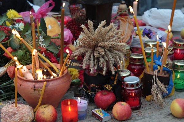 “Ці свічки зігріватимуть душі тих, кого скосив Голодомор”: у Києві вшанували жертв Голодомору - фото 54587