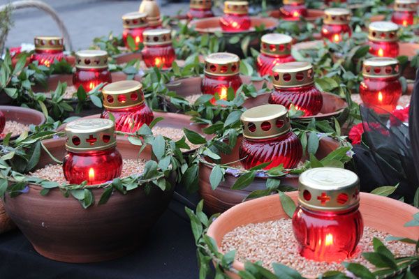 “Ці свічки зігріватимуть душі тих, кого скосив Голодомор”: у Києві вшанували жертв Голодомору - фото 54588